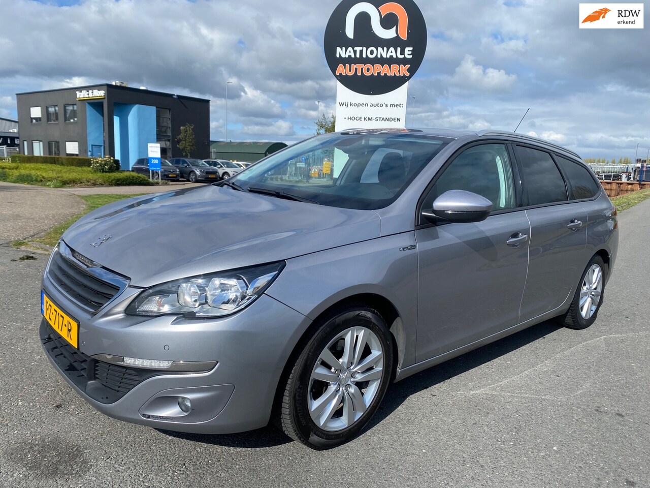 Peugeot 308 SW - | 2015 | 1.2 PureTech Blue Lease Executive | Export en Handel | APK - AutoWereld.nl