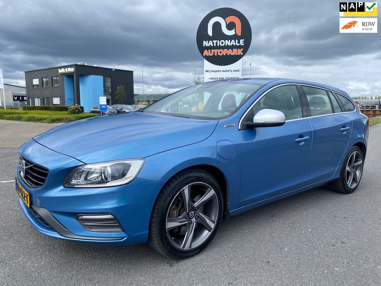 Volvo V60 - | 2015 | 2.4 D6 Twin Engine R-Design | Top Auto | APK - AutoWereld.nl