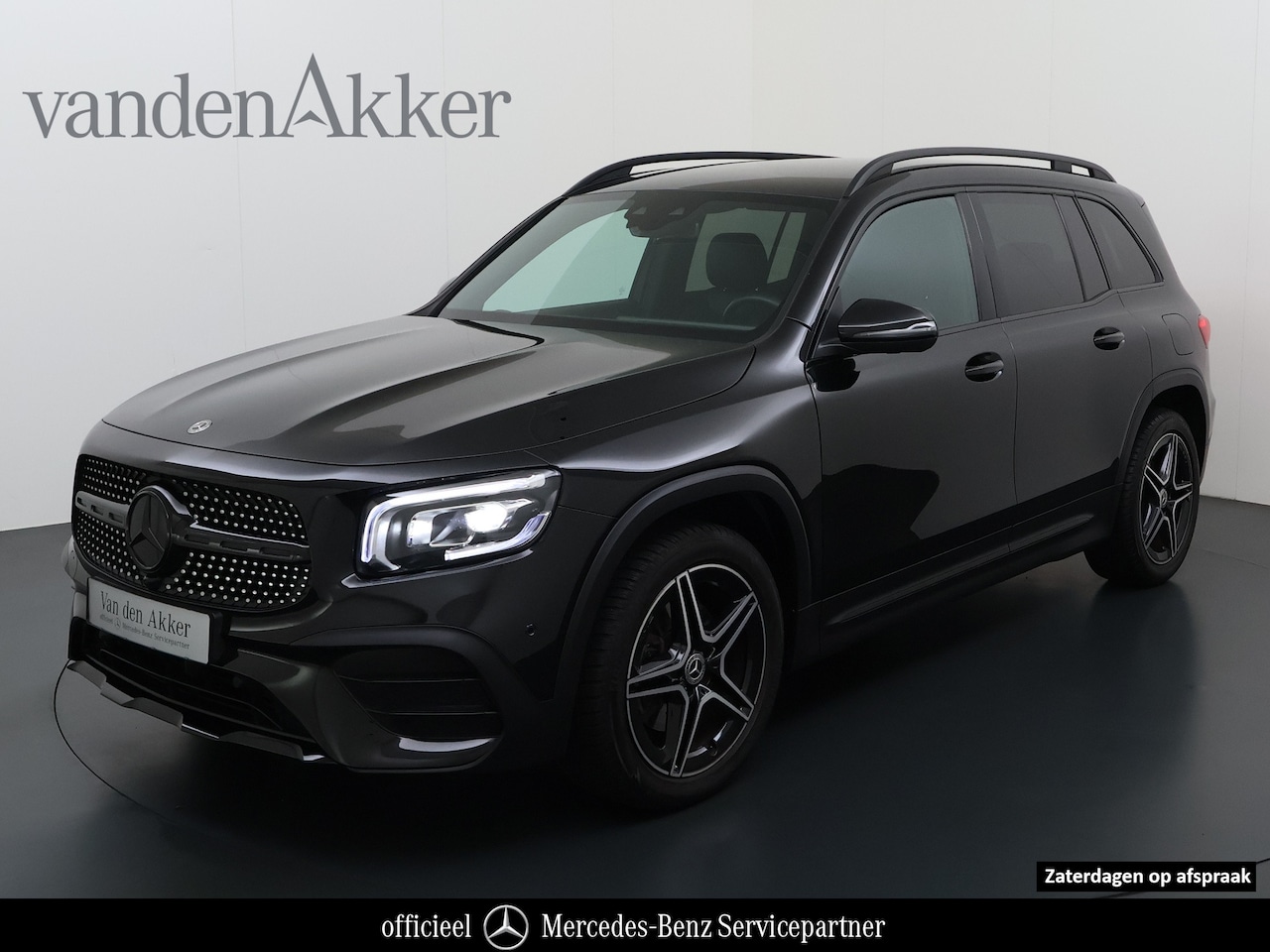 Mercedes-Benz GLB - 180 AMG // Nightpakket // Sfeerverlichting // 19" AMG Velgen // Camera // Elek. Achterklep - AutoWereld.nl