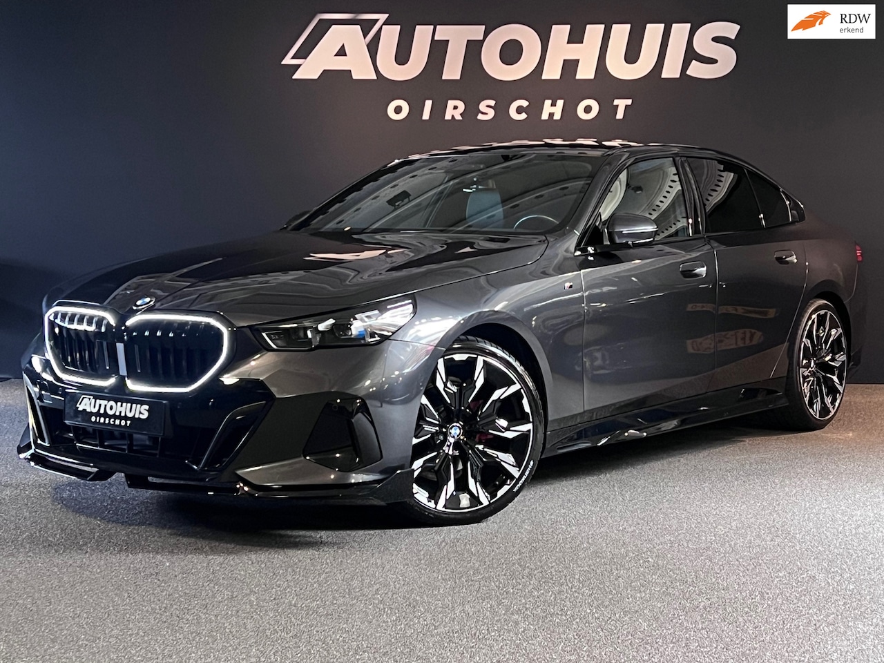 BMW 5-serie - 520i High Executive Edition M Stuurverwarming/ Stoelverwarming achter/ 21"/ Glazendak/ Mem - AutoWereld.nl