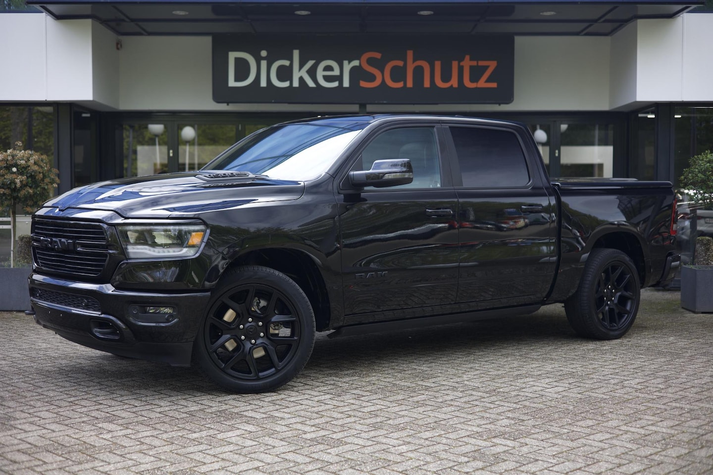 Dodge Ram 1500 - 5.7 V8 4x4 Crew Cab Laramie Night Pano | SideSteps | ACC - AutoWereld.nl