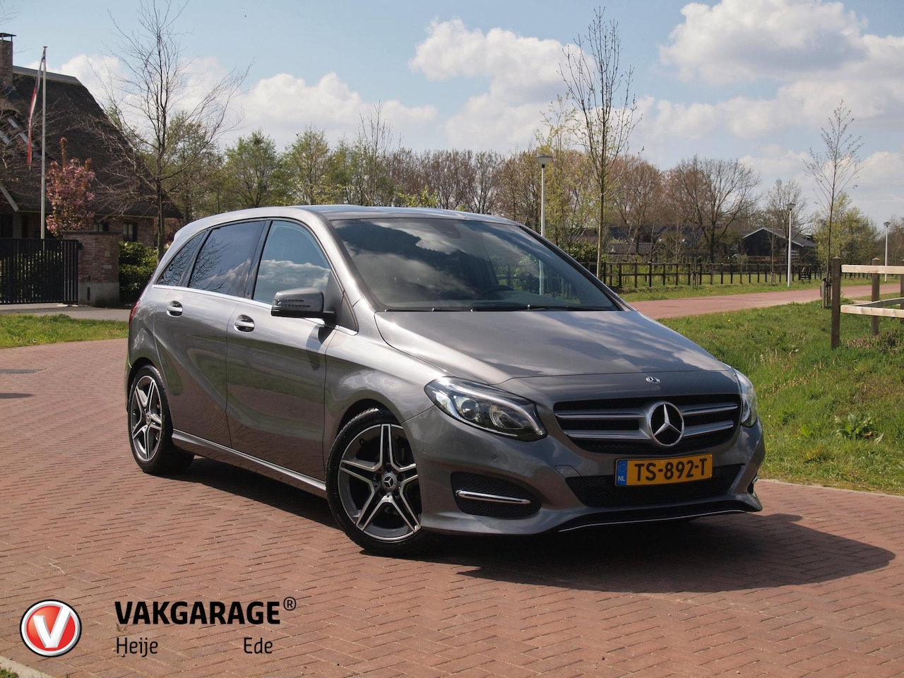 Mercedes-Benz B-klasse - 180 Business Solution Plus Upgrade Edition | Camera | Trekhaak | Stoelverwarming | LED | C - AutoWereld.nl