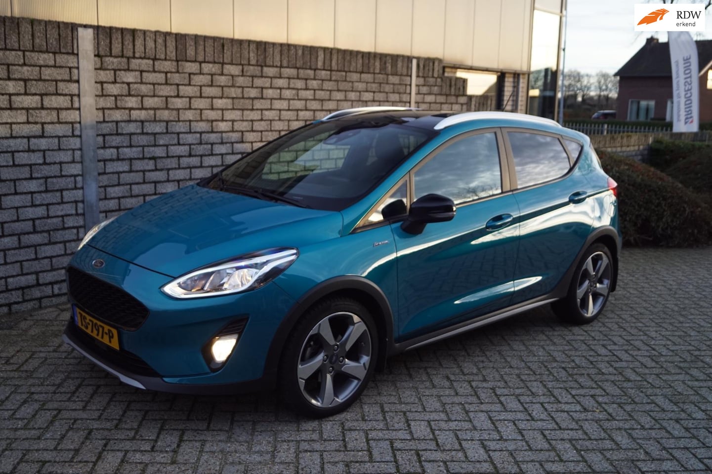 Ford Fiesta - 1.0 EcoBoost Vignale 5 DRS Autom Half Leder Sportst Stoel/Stuur Voorruitverw Navi Camera C - AutoWereld.nl