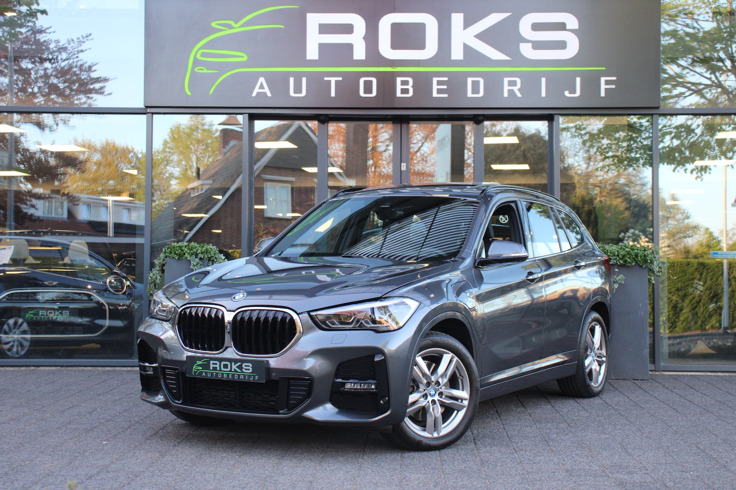 BMW X1 - xDrive25e High Executive Edition M SportPakket Camera/Headup/keyless/Leder/Panoramadak - AutoWereld.nl