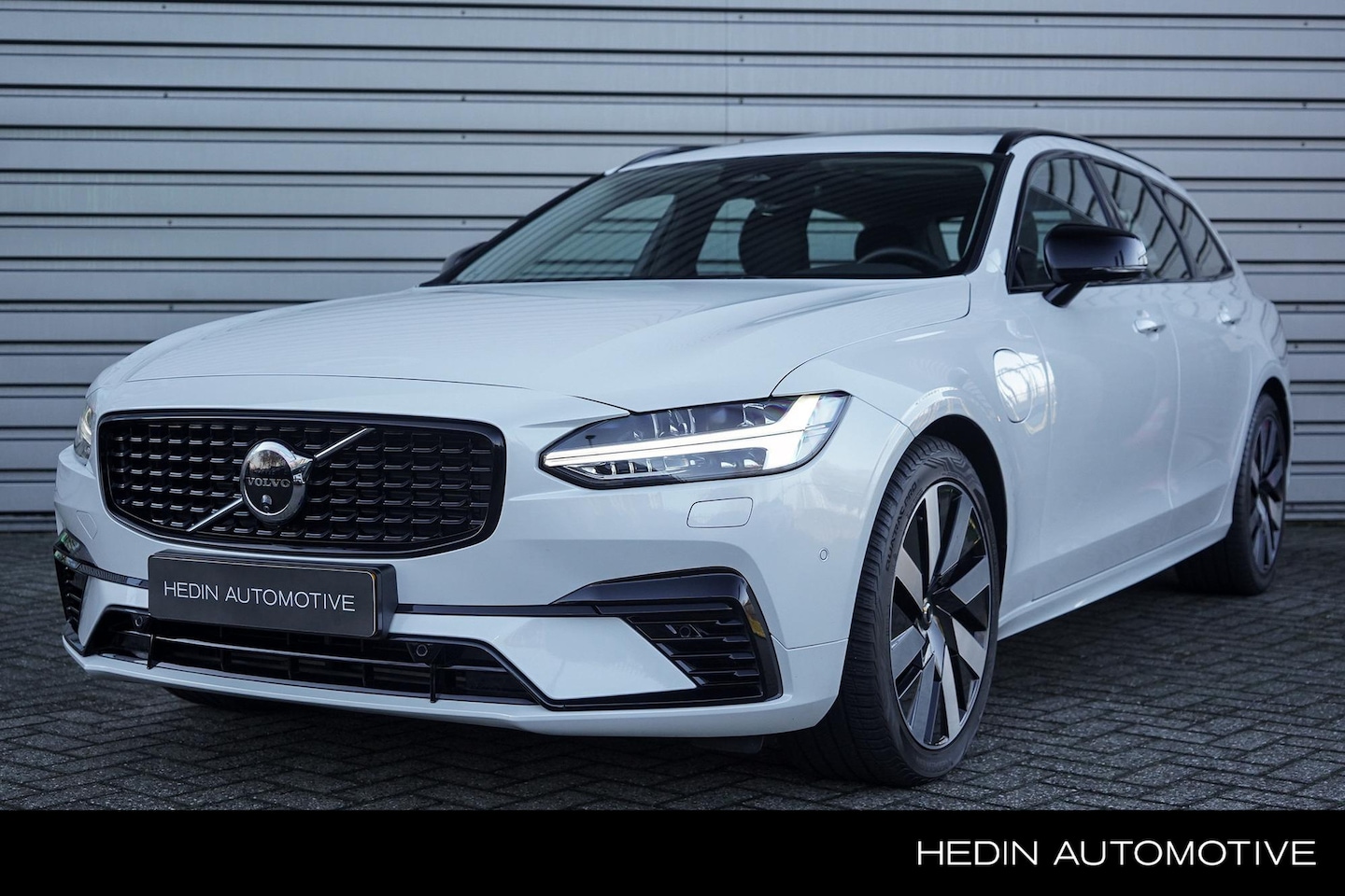 Volvo V90 - 2.0 T8 Plug-in hybrid AWD Ultra Dark | 2100 kg trekgewicht | Trekhaak elektrisch | Panoram - AutoWereld.nl