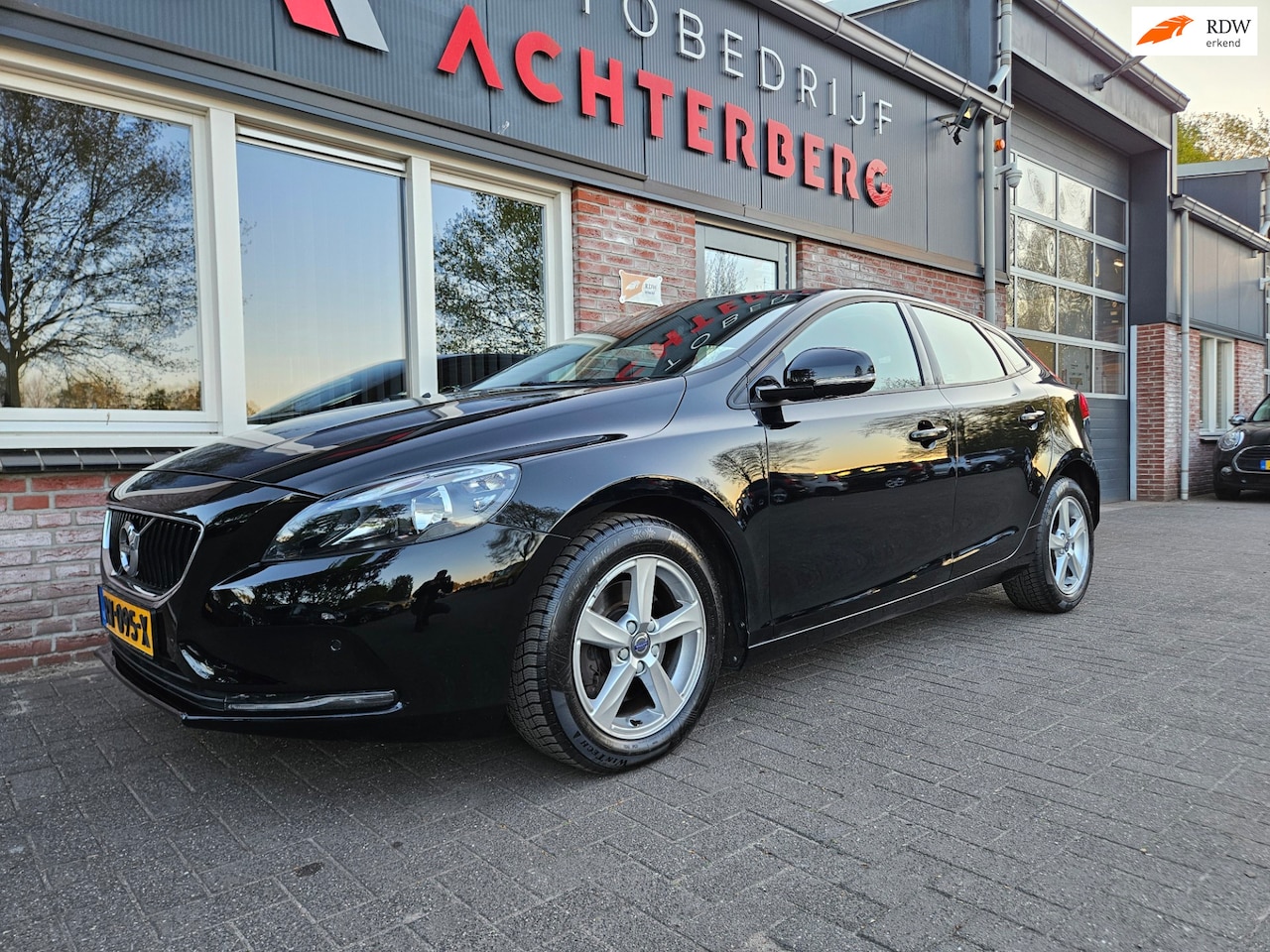 Volvo V40 - 2.0 T2 Momentum Trekhaak! Airco/Clima! Cruise Control! Navigatie! Nette Auto! - AutoWereld.nl