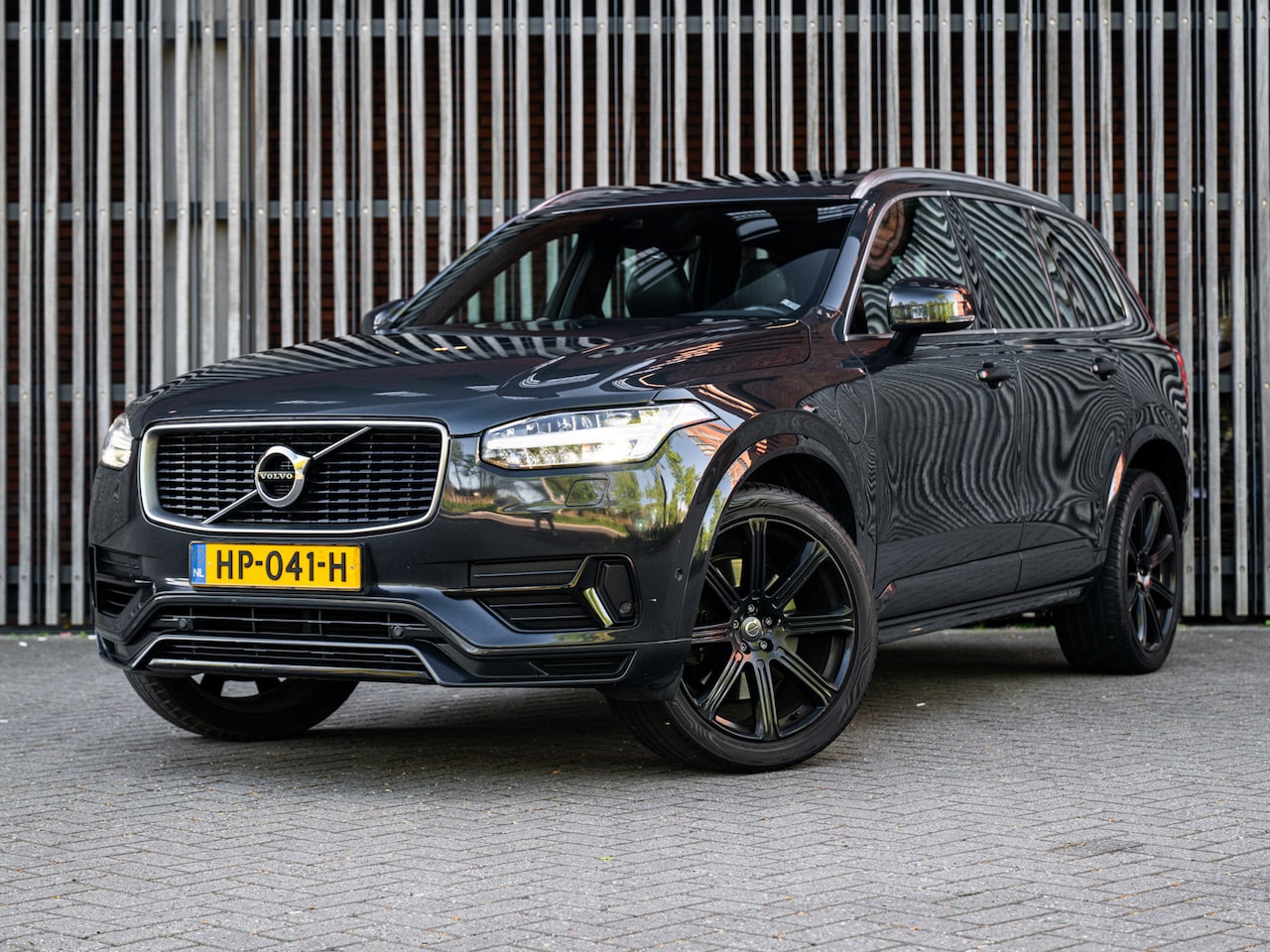 Volvo XC90 - 2.0 T8 AWD R-Design 7-Pers. |Panorama|B&W|Luchtvering|Trekhaak|LED|ScandinavianPack|Camera - AutoWereld.nl