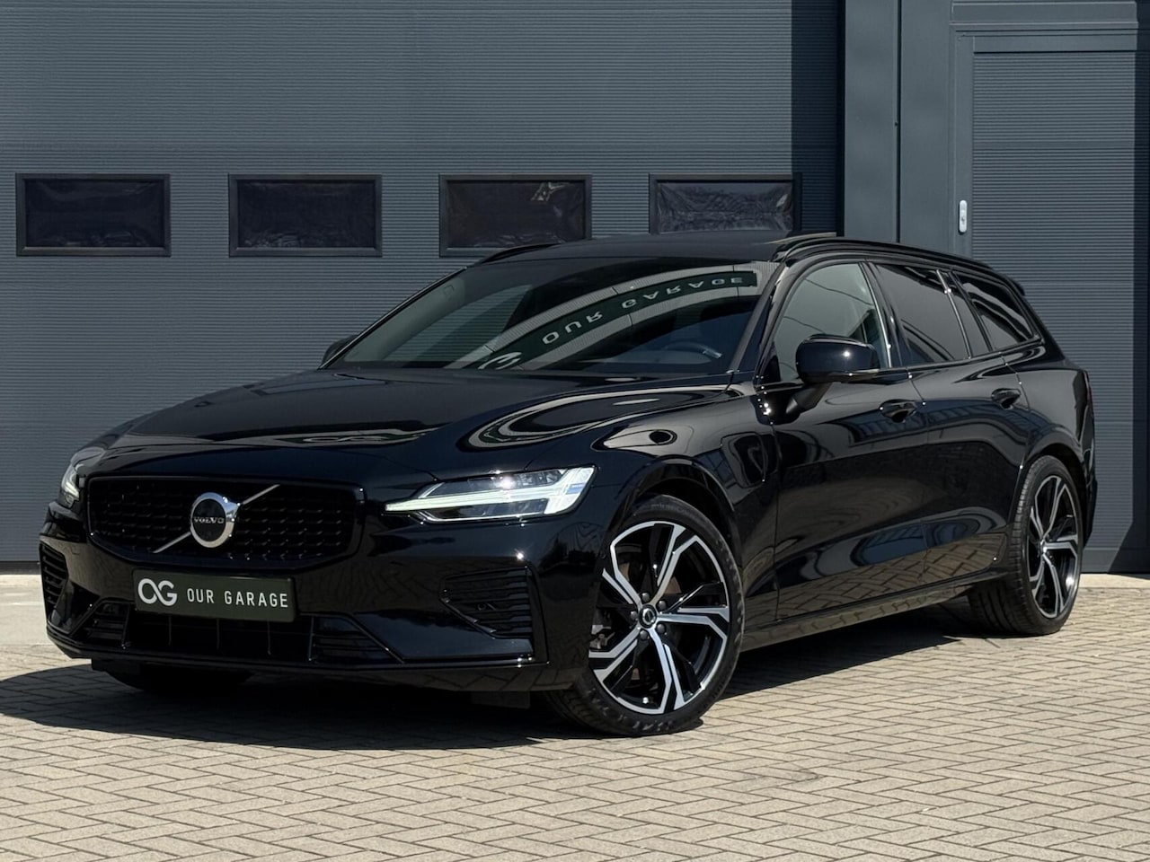 Volvo V60 - T8 Plug-in hybrid AWD Plus Dark|360|Pano|H&K|19" - AutoWereld.nl