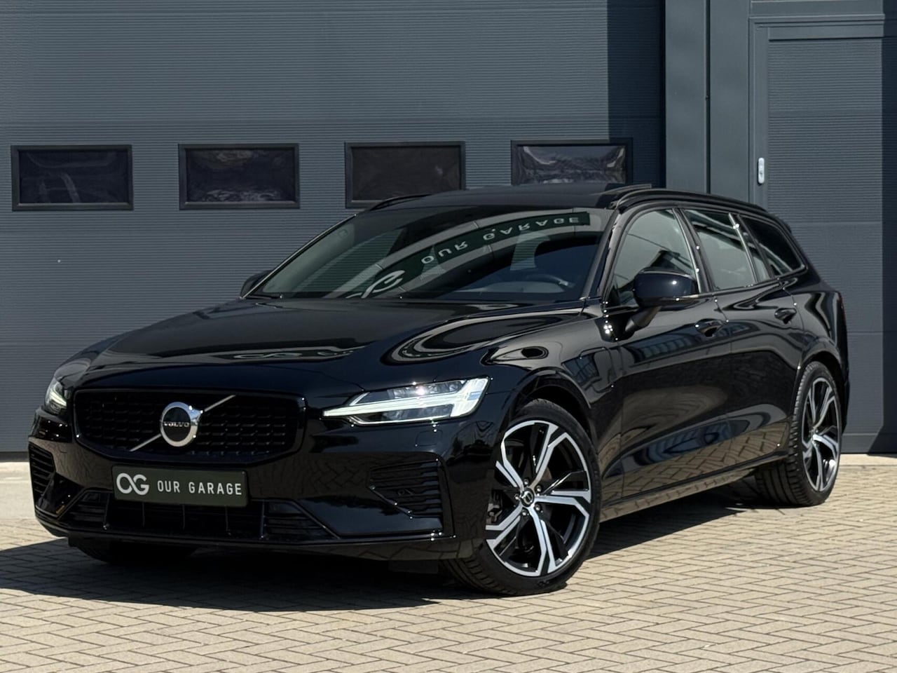 Volvo V60 - T8 Plug-in AWD Plus Dark|Long|Pano|H&K|19"|Camera - AutoWereld.nl