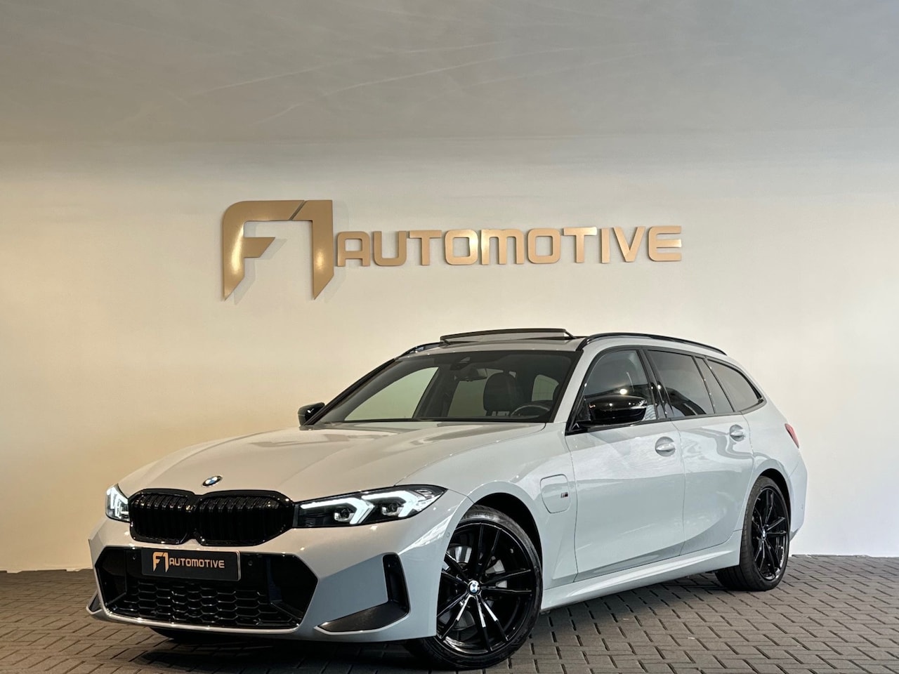 BMW 3-serie Touring - 320e M Sport Pano|Trekhaak|Sfeer|Keyless - AutoWereld.nl