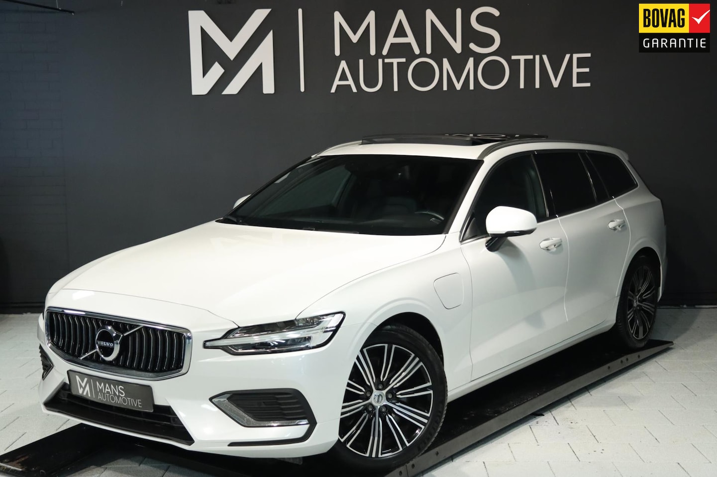 Volvo V60 - 2.0 T8 AWD Inscription / PANO / HK / MEMORY / ACC / KEYLESS / CAMERA - AutoWereld.nl