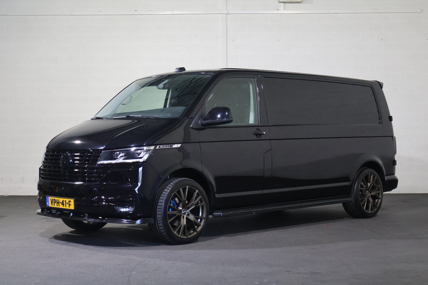 Volkswagen Transporter - 2.0 TDI 150pk Bulli Black Edition Leer Led - AutoWereld.nl