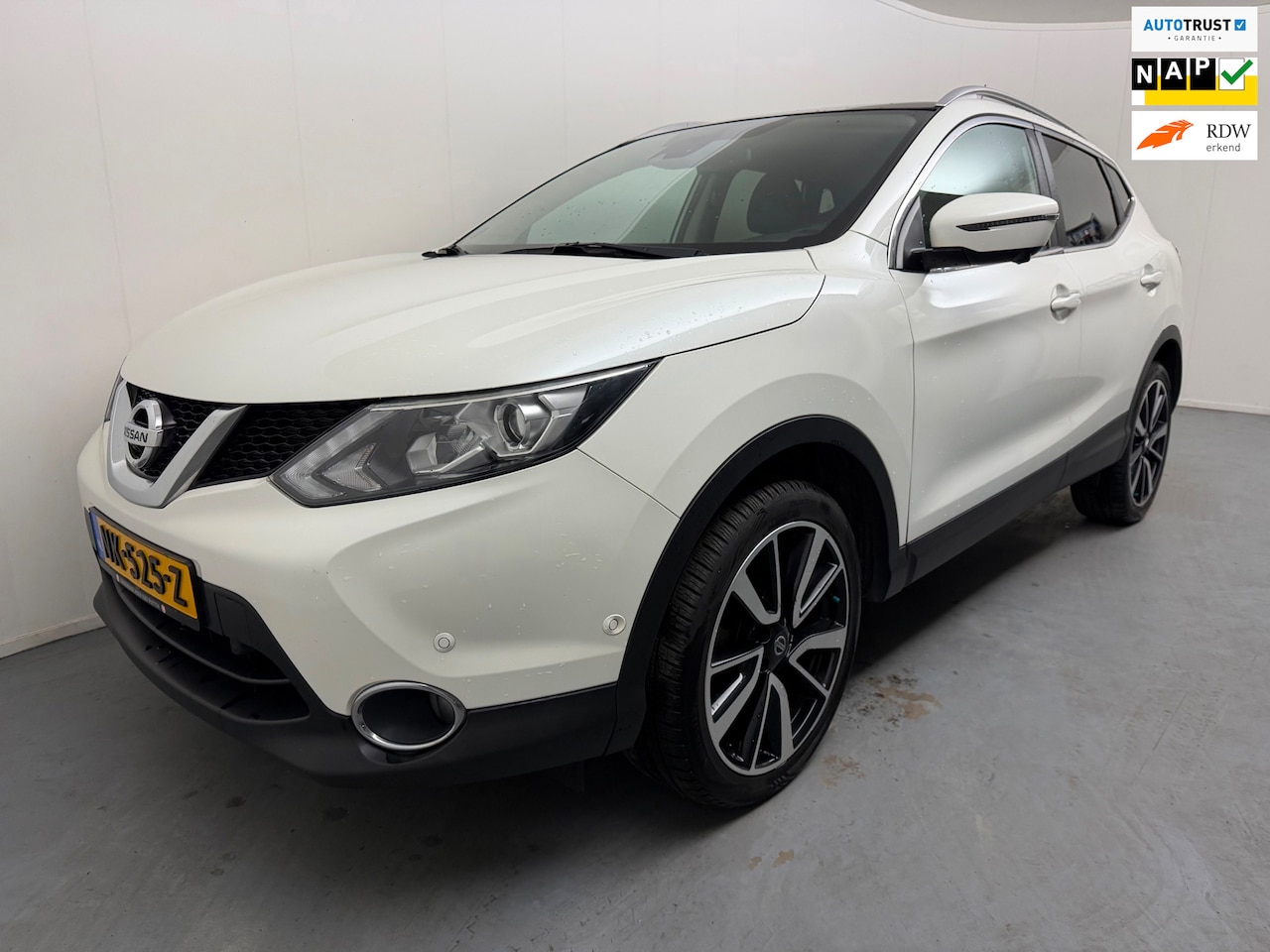 Nissan Qashqai - 1.2 Tekna # Pano # Leder # Camera # Navi # Trekhaak # Lmv # 1e Eigenaar - AutoWereld.nl