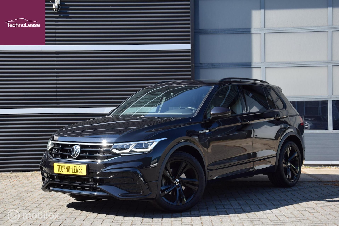 Volkswagen Tiguan - 1.5 TSI R-Line Black Style 19 inch ACC Trekhaak - AutoWereld.nl