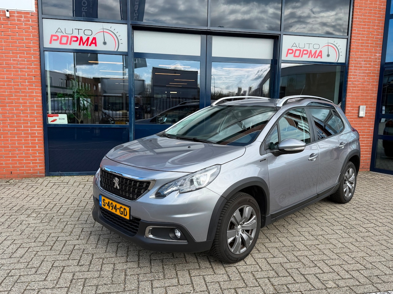 Peugeot 2008 - 1.2 110pk PureTech Blue Lease Allure / Trekhaak / Parkeersensoren / Riem vervangen / 4 sea - AutoWereld.nl