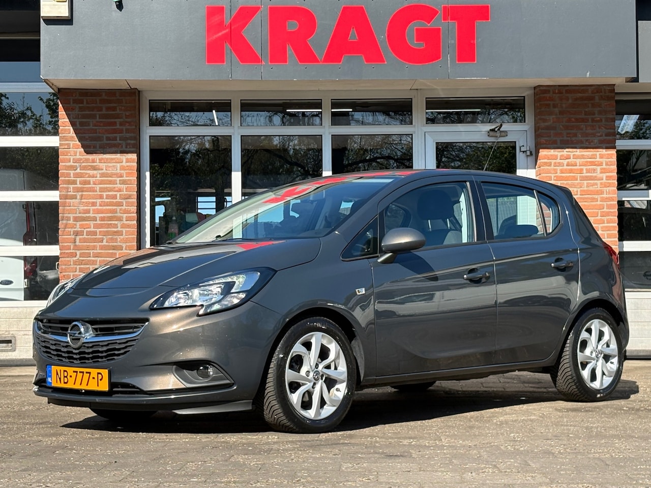 Opel Corsa - Color Edition 1.4 90 pk - 5drs - trekhaak - airco - lichtmetaal! - AutoWereld.nl