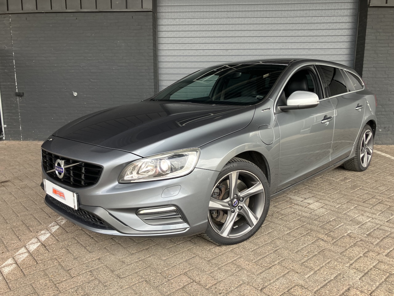 Volvo V60 - 2.4 D6 Twin Engine R-Design 2.4 D6 Twin Engine R-Design - AutoWereld.nl
