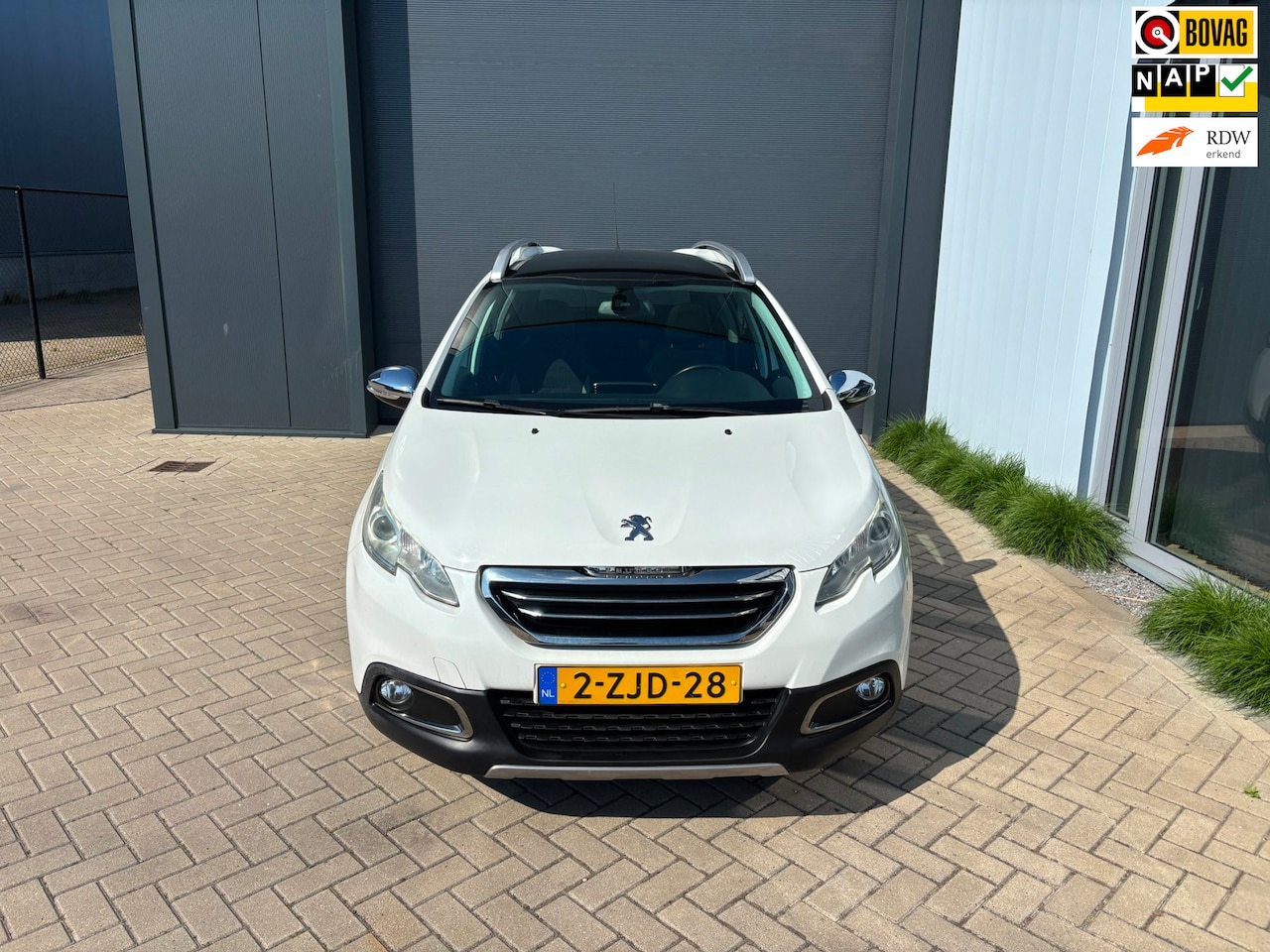 Peugeot 2008 - 1.2 PureTech Allure|NL|Airco|Cruise|Panorama|Trekhaak - AutoWereld.nl