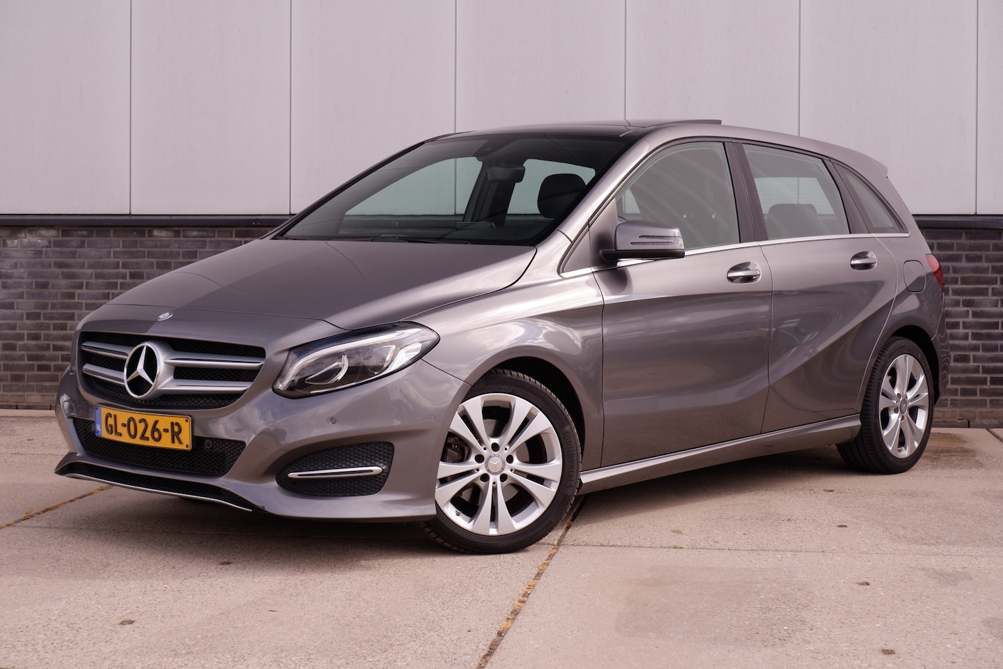 Mercedes-Benz B-klasse - 180 Ambition | Panorama | Trekhaak | Navi | LED - AutoWereld.nl