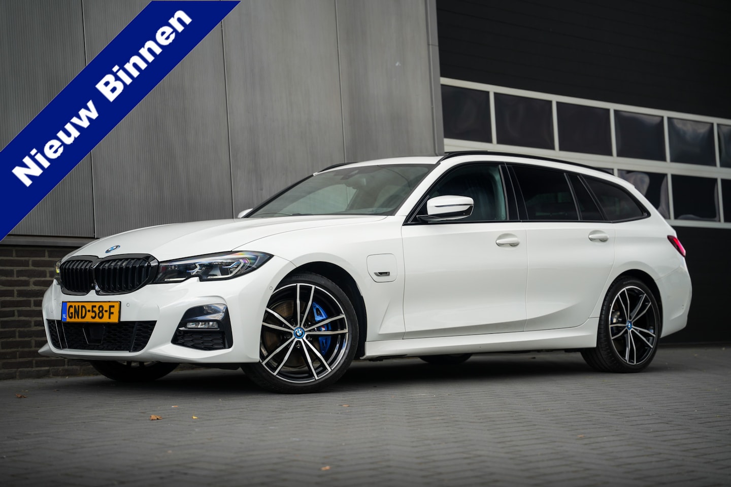 BMW 3-serie Touring - 330e 293 pk High Executive M-Sportpakket / Pano-Dak/ Laser/ Adap.Cruise/ Keyless/ Camera/ - AutoWereld.nl
