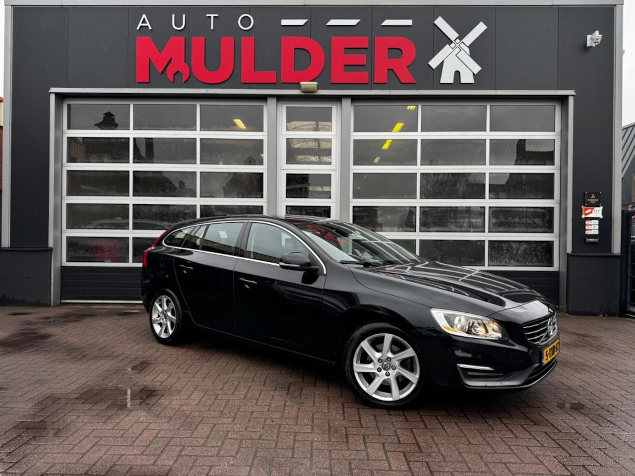 Volvo V60 - T3 MOMENTUM AUTOMAAT / NAVI / CRUISE / - AutoWereld.nl