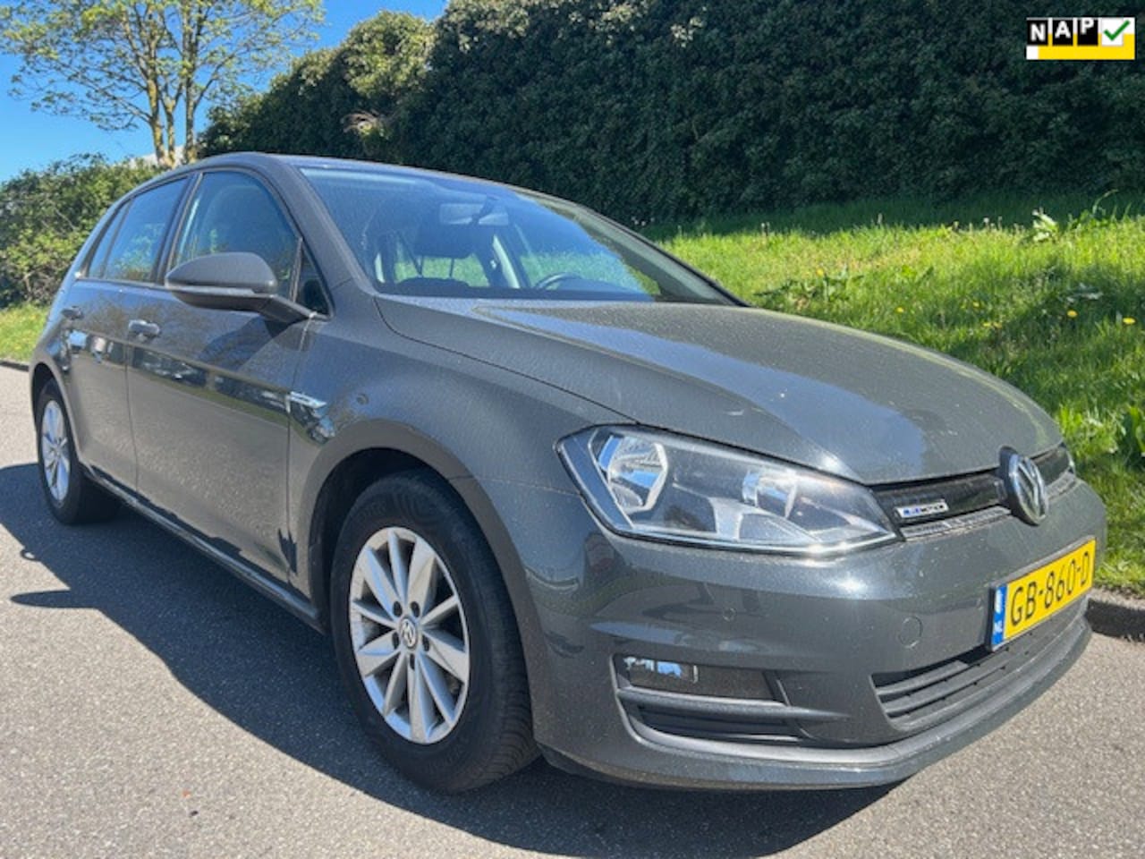 Volkswagen Golf - 1.6 TDI BlueMotion - Airco - Navi - PDC - Nardo grey - AutoWereld.nl