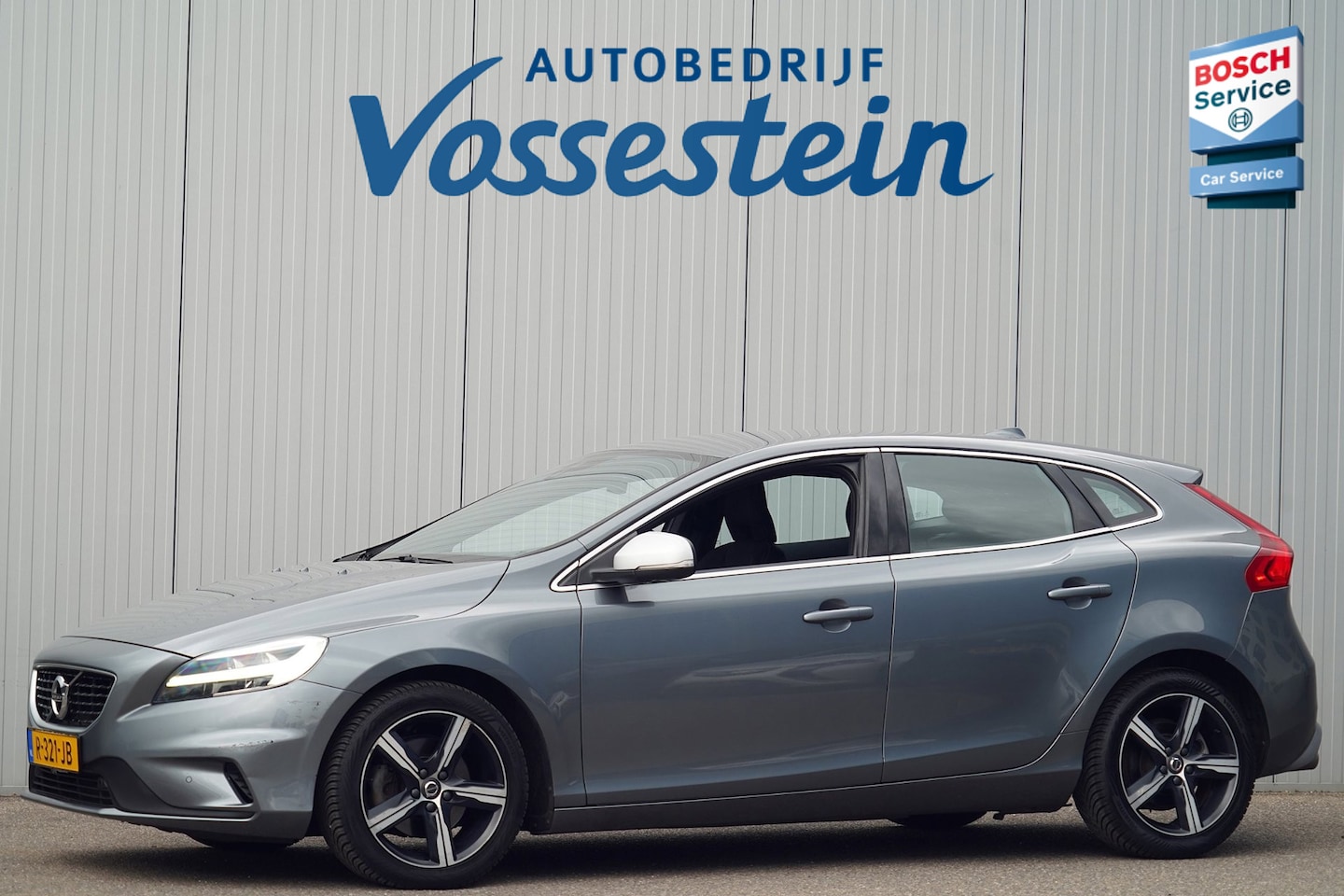 Volvo V40 - 2.0 T2 R-Design / Trekhaak / Navi / Cruise / Climate / Stoelverw. / Leer - Alcantara - AutoWereld.nl
