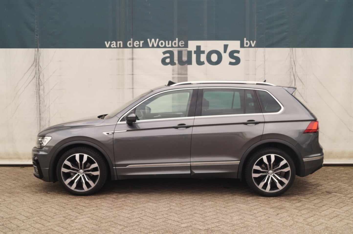 Volkswagen Tiguan - 1.5 TSI 150pk DSG R-Line Highline Business -PANO-LED-ECC- - AutoWereld.nl
