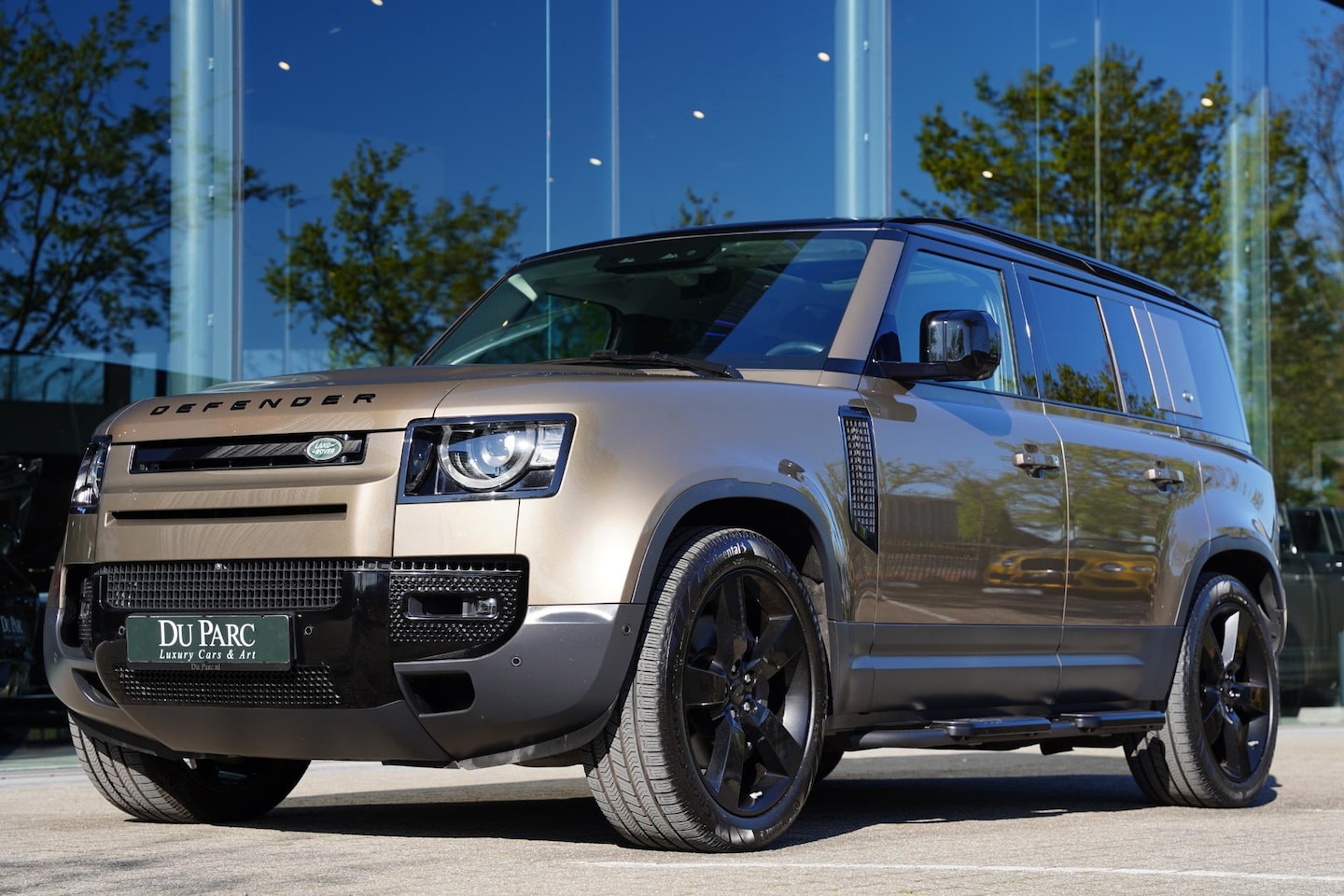 Land Rover Defender 110 - P 400 110 BENZINE HSE 7p. / 22 Inch / NL-Auto - AutoWereld.nl