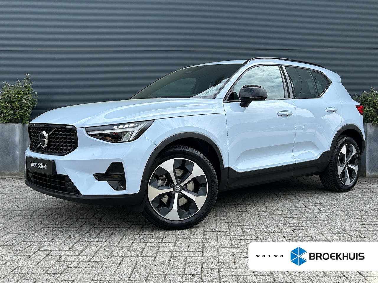 Volvo XC40 - 2.0 B4 Plus Dark | Trekhaak | Memory-stoel | Climate pack | Harman/Kardon | All-seasons | - AutoWereld.nl