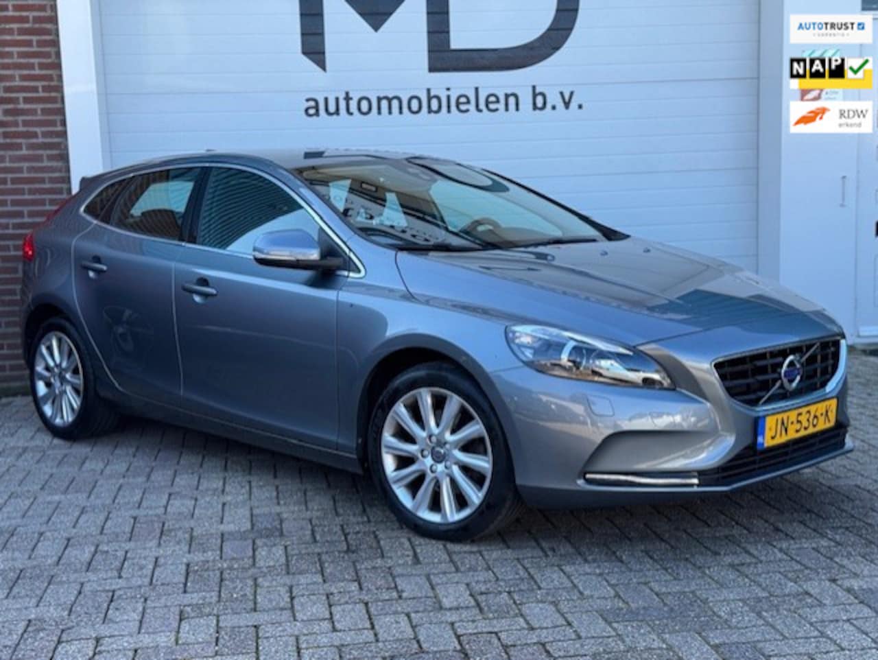 Volvo V40 - 2.0 T3 Momentum - Nieuwe Distributie riem - NAP - AutoWereld.nl