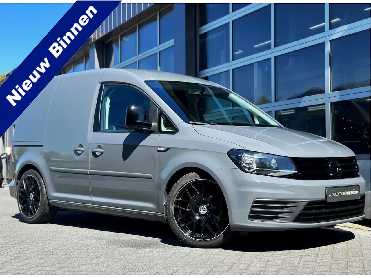 Volkswagen Caddy - 2.0 TDI L1H1 | 150pk | Black Line | Betongrijs | Leer | Stoelverwarming | Spoiler | LM vel - AutoWereld.nl