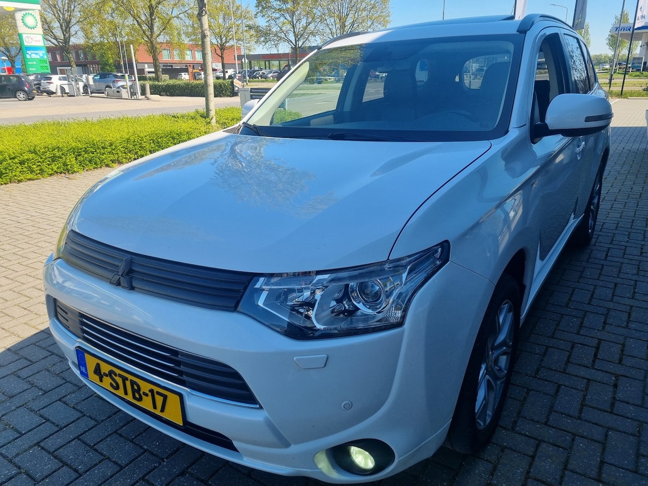 Mitsubishi Outlander - 2.0 PHEV instyle+ Leder Schuifdak Navi - AutoWereld.nl