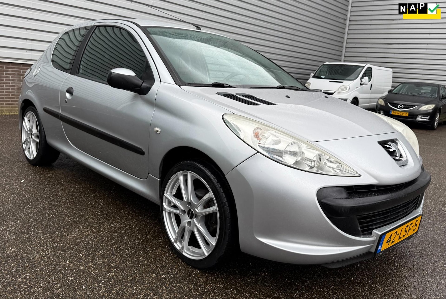 Peugeot 206 - | NAP | Zuinig | Airco | USB | Boordcomputer | Alarm - AutoWereld.nl