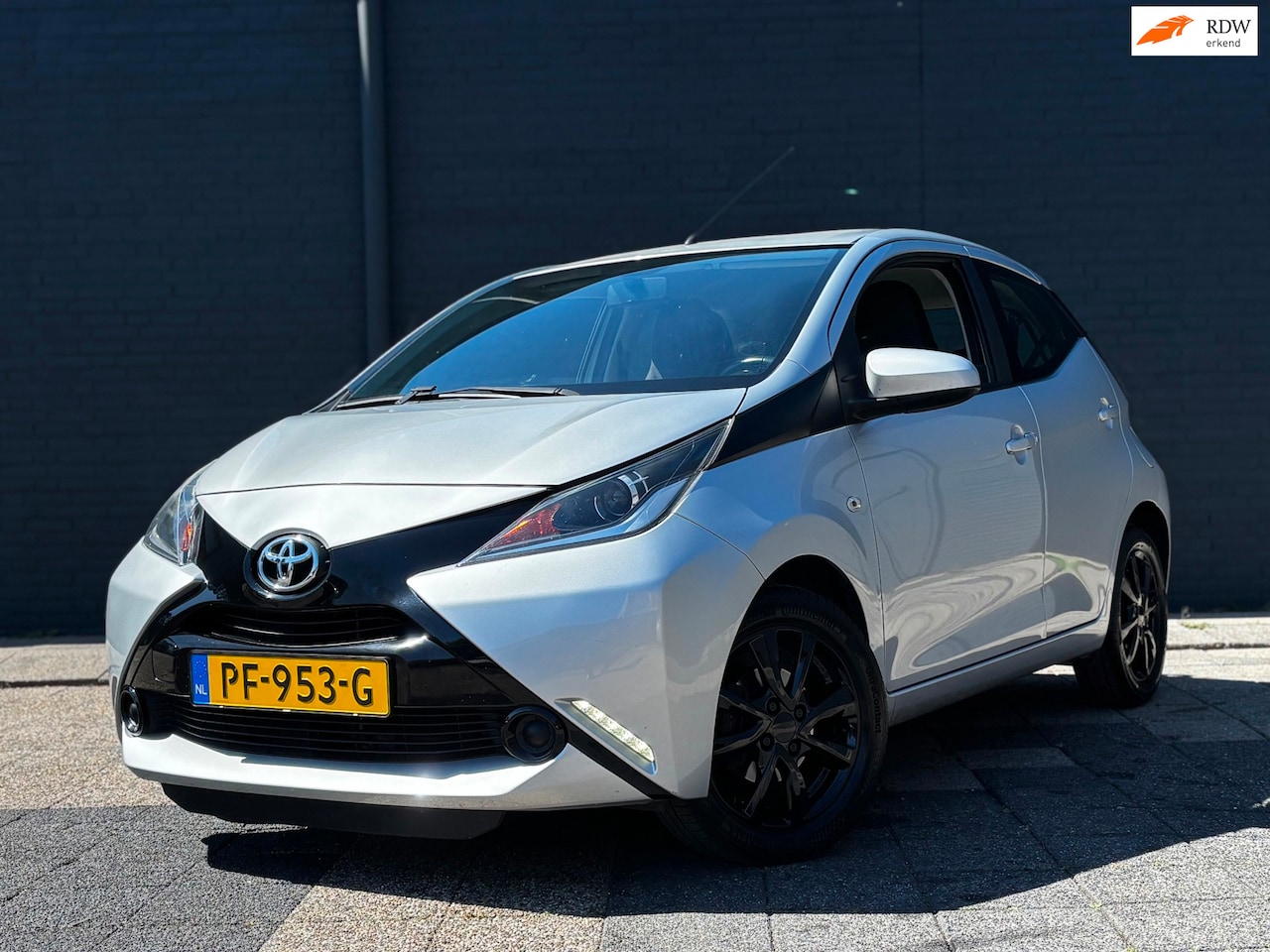 Toyota Aygo - 1.0 VVT-i x-play | Cruise Control | Camera | Airco | LM-Velgen - AutoWereld.nl