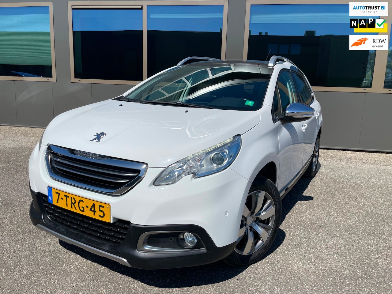 Peugeot 2008 - 1.2 VTi Allure Pack Premium Plus Automaat compleet met onderhoudsverleden en 2x sleutel! - AutoWereld.nl