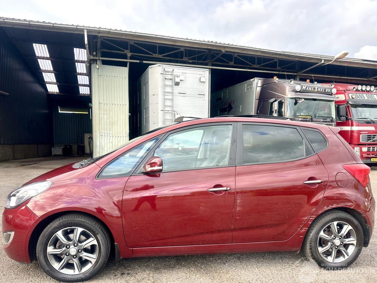 Hyundai ix20 - 1.6i 125pk automaat Premium - nap - pano - leer - stuur + stoelverw - navi - camera - 1e e - AutoWereld.nl