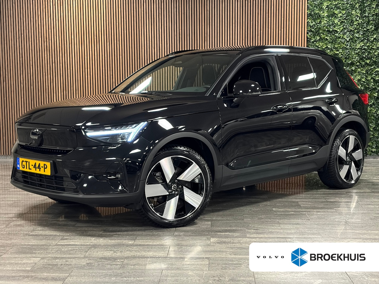 Volvo EX40 - Single Motor Extended Range Ultra Black Ed. 82 kWh | Vol! | 95% SoH | Trekhaak | Schuifdak - AutoWereld.nl