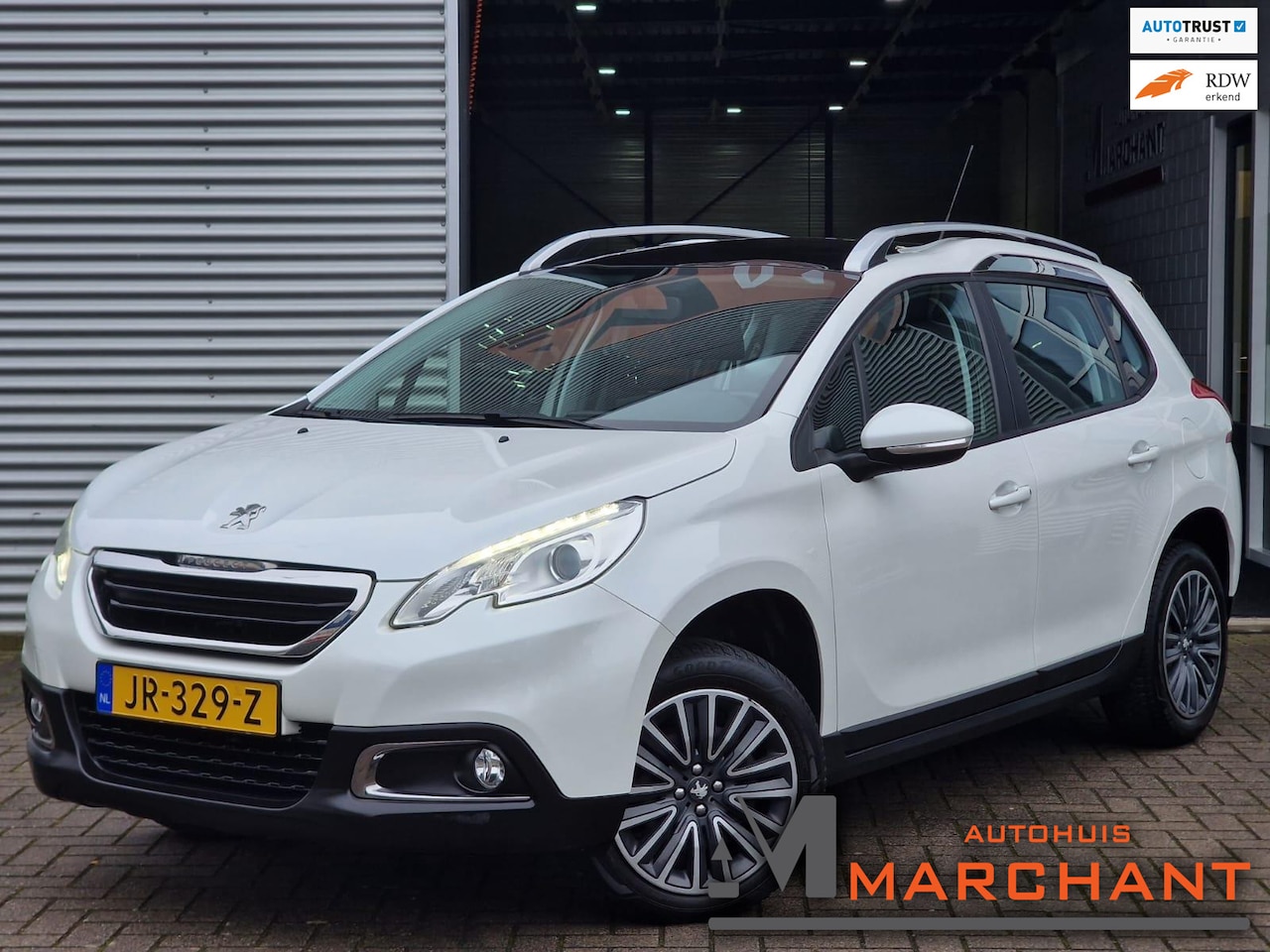 Peugeot 2008 - 1.2 PureTech Blue Lion TREKHAAK|PDC|NAVI - AutoWereld.nl