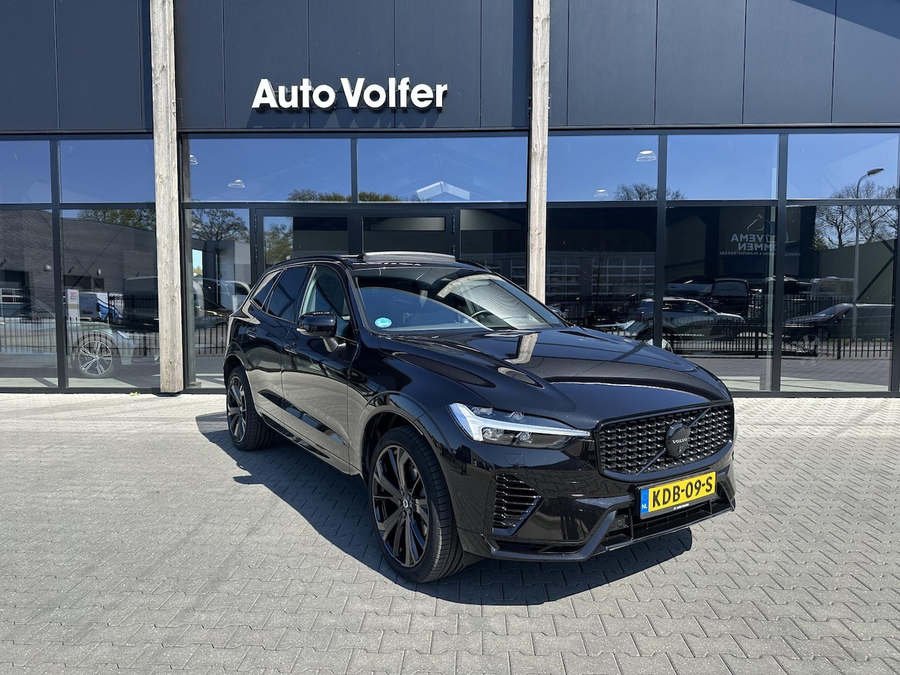 Volvo XC60 - 2.0 T6 Plug-in hybrid AWD Ultra Black Edition B&W|360|ACC|standkachel - AutoWereld.nl