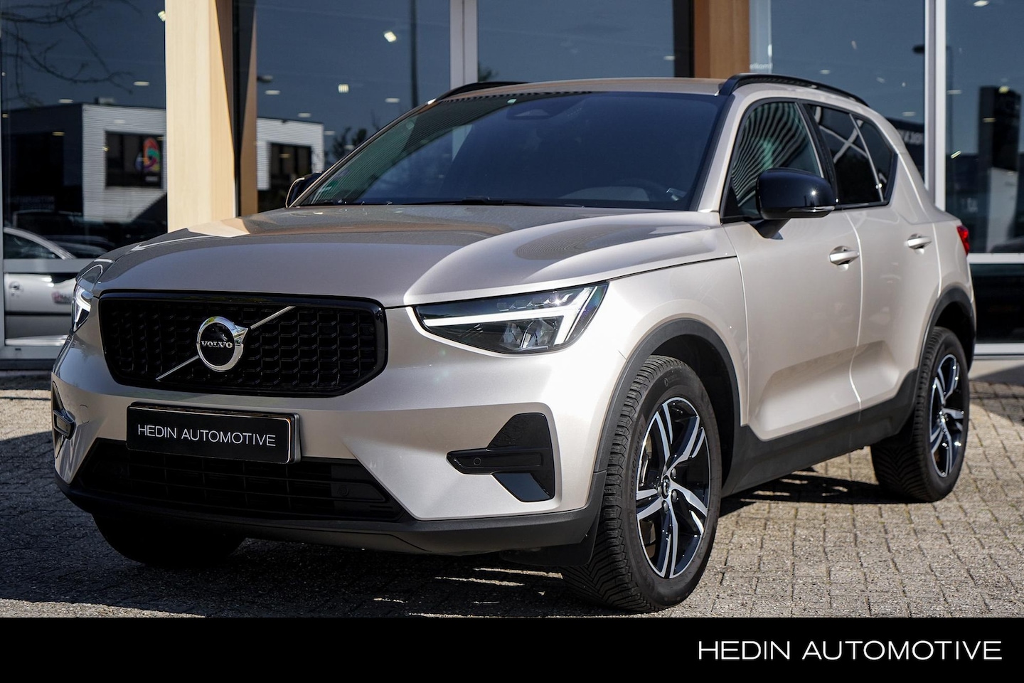 Volvo XC40 - 2.0 B4 Plus Dark | Trekhaak | Park assist | Stuur- stoelverwarming | Pilot Assist | Harman - AutoWereld.nl