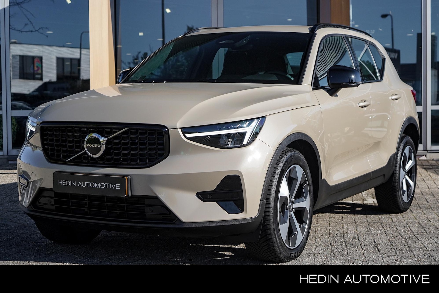 Volvo XC40 - 2.0 B4 Plus Dark | Trekhaak | Pilot assist | All season banden | Elektrische stoelen - AutoWereld.nl