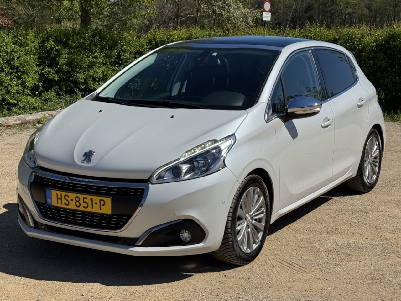 Peugeot 208 - 1.6 BlueHDi 100pk BLue Premium *PANORAMA/LEDER/NAVI/CAMERA - AutoWereld.nl