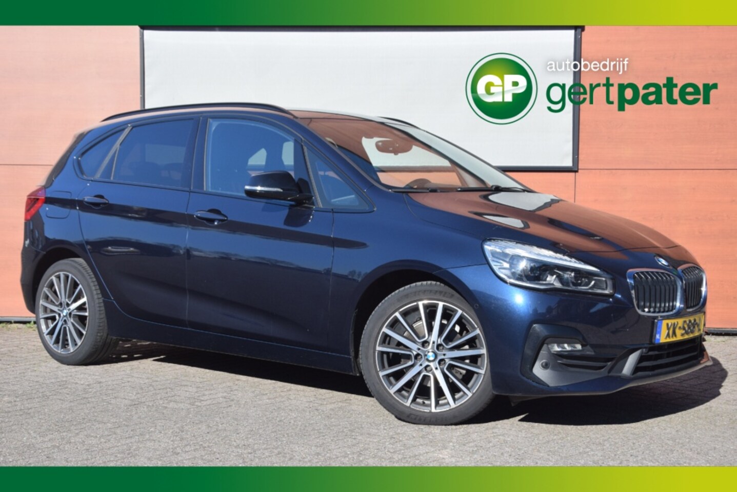 BMW 2-serie Active Tourer - 218i Sportline Trekhaak/Shadowline/18 Inch/Camera/Stoelverwarmin - AutoWereld.nl
