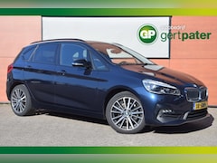 BMW 2-serie Active Tourer - 218i Sportline Trekhaak/Shadowline/18 Inch/Camera/Stoelverwarmin