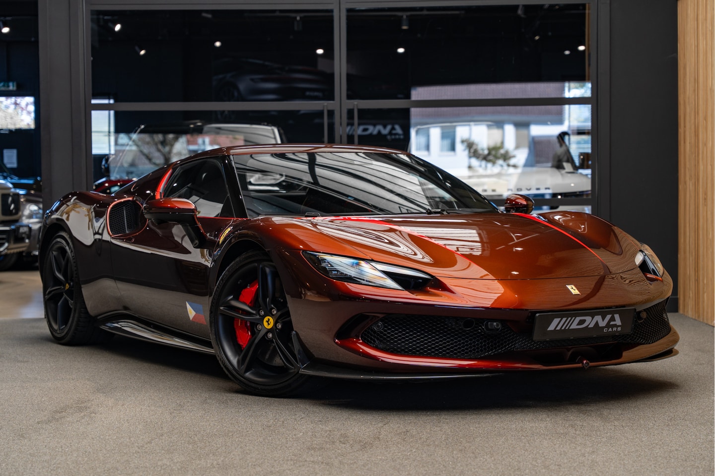 Ferrari 296 GTB - TAILOR MADE CAVALCADE EDITION 3.0 V6 Painted Stripes Carbon Lift - AutoWereld.nl