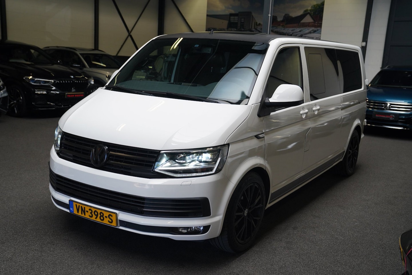 Volkswagen Transporter - 2.0 TDI L2H1 DC HighLine | Xenon/LED | Automaat | Motor gereviseerd 11k | 25 jahre edition - AutoWereld.nl