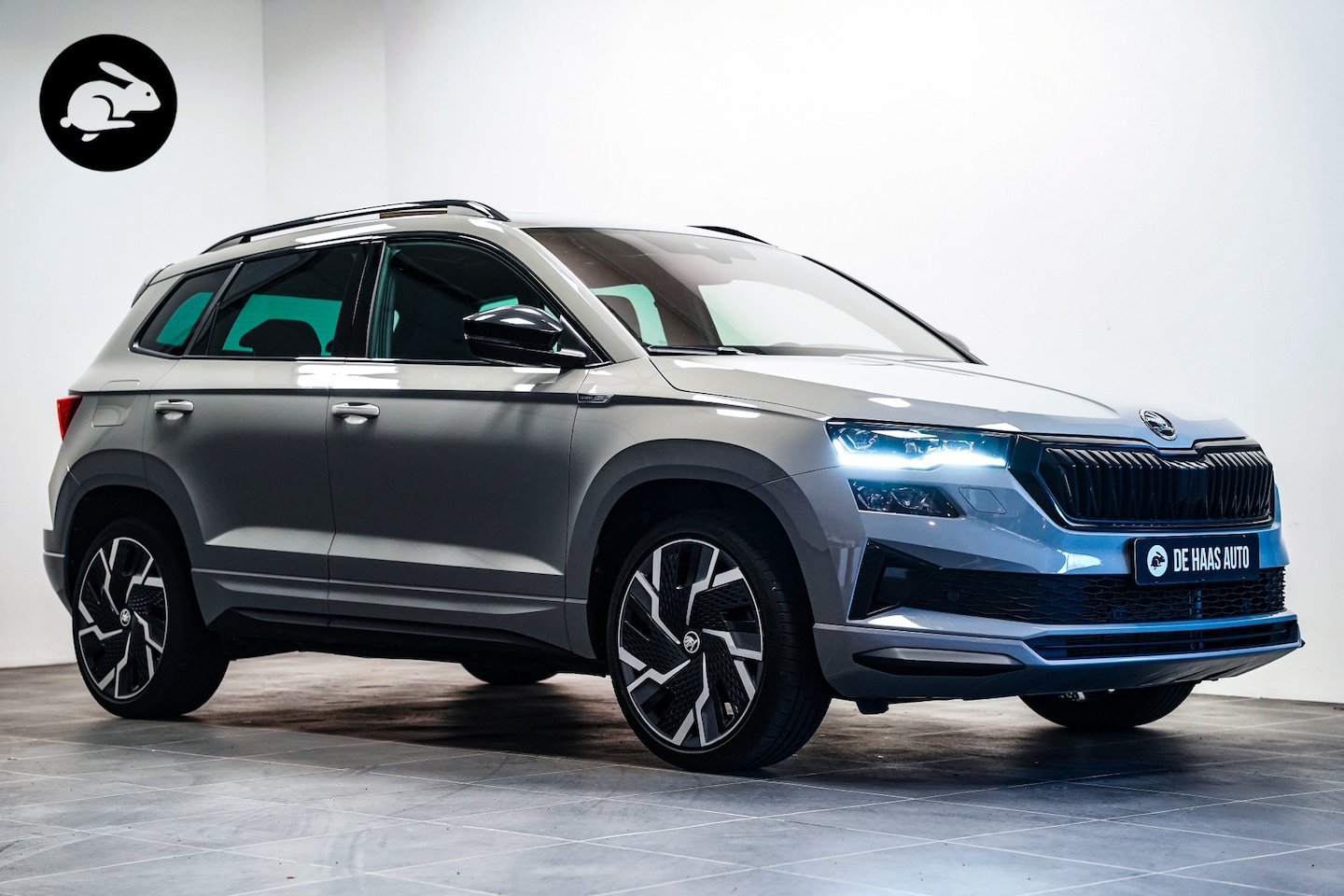 Skoda Karoq - 1.5 TSI Sportline|Steel grey|Pano dak|Trekhaak|Camera - AutoWereld.nl
