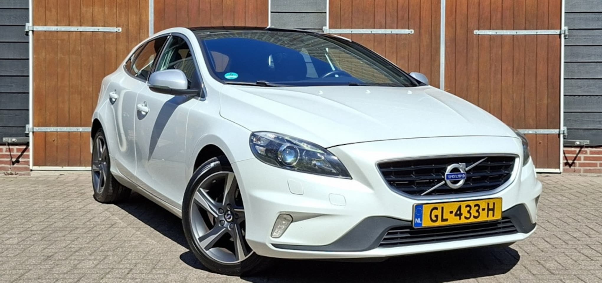 Volvo V40 - 2.0 D2 Oc. Race Bns, R design, NAP, Trekhaak, Camera - AutoWereld.nl