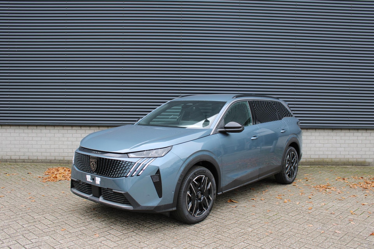 Peugeot 5008 - Allure Hybrid 145pk Automaat I DEMO DEAL I 360 vision & Drive Assist Pack I Panoramic Navi - AutoWereld.nl